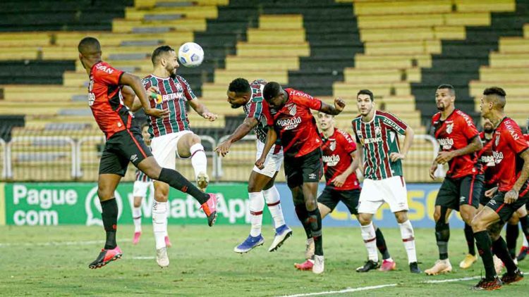 Athletico goleia Fluminense e encosta na liderança do Brasileiro