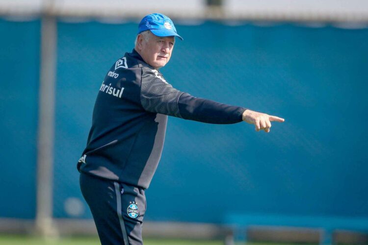 Felipão monta 3-5-2 sem Geromel e Kannemann para enfrentar o América-MG