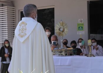 Padre leva o Santíssimo a avenidas,  comércio e unidades de saúde