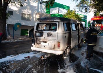 Veículo fica parcialmente destruído após pegar fogo em Paranavaí