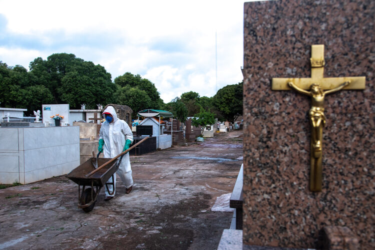 Cartórios registram 1º semestre com mais óbitos e menos nascimentos da história