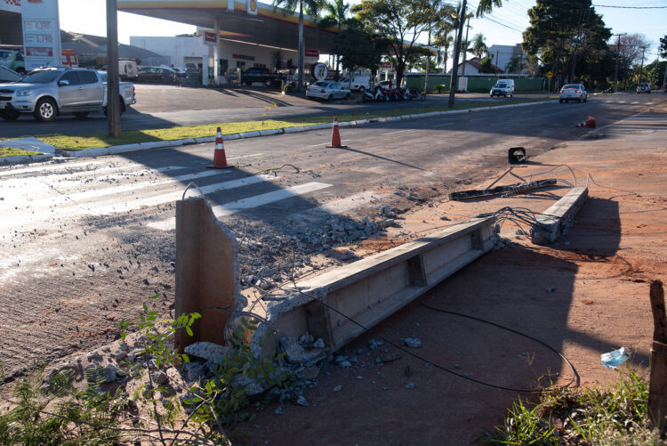 Veículo bate em poste e deixa  residências sem energia em Paranavaí