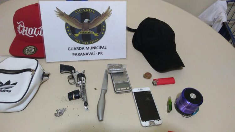 Homem dá trabalho, mas acaba detido por tráfico, porte de arma, injúria racial e outros delitos