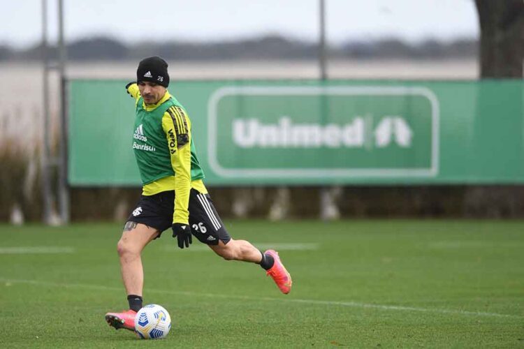 Em busca de retomada, Guerrero participa de treinamento com bola