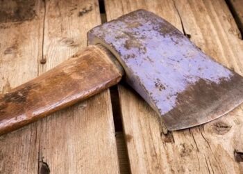 Adolescente agride a mãe com um machado