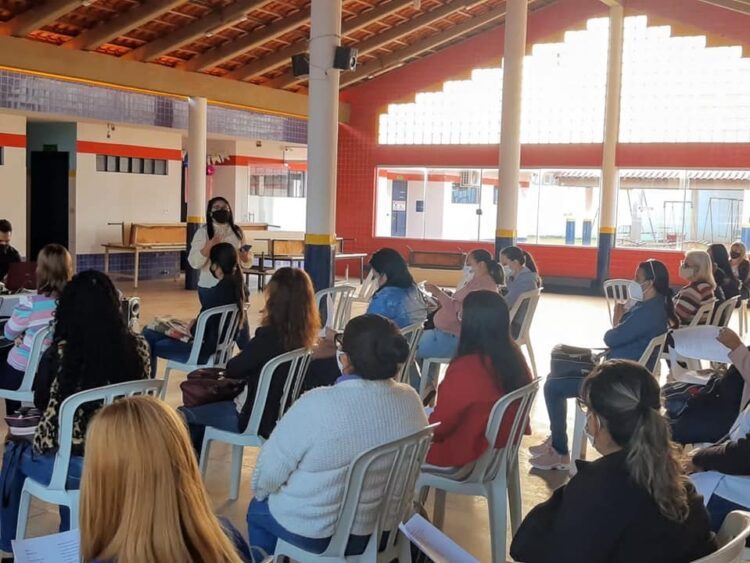 Professores da rede municipal de ensino se  preparam para a volta das aulas presenciais