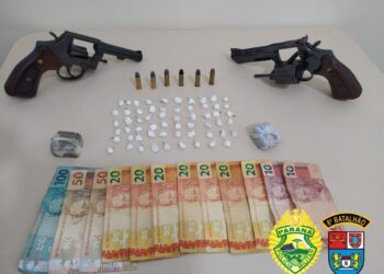 PM desmantela ponto de tráfico de drogas e prende dois homens com armas de fogo em Paranavaí