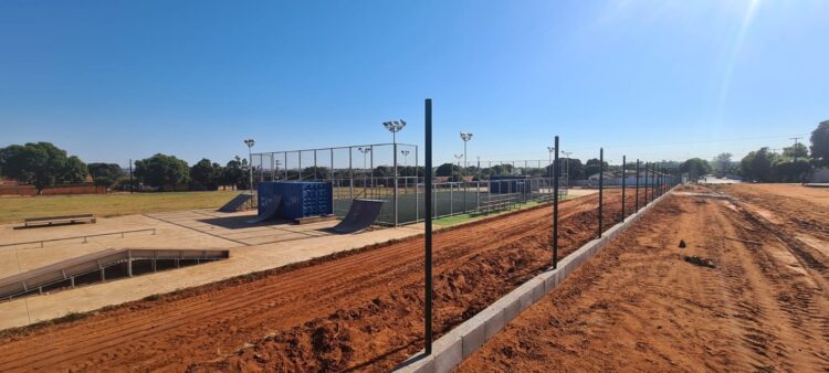 Prefeitura instala alambrado em Centro Esportivo