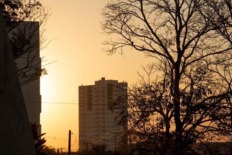 Altas temperaturas e baixa umidade do ar marcam veranico em Paranavaí