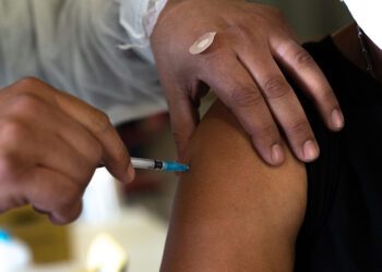 Nesta segunda-feira, segue a vacinação de pessoas com 30 anos em Paranavaí