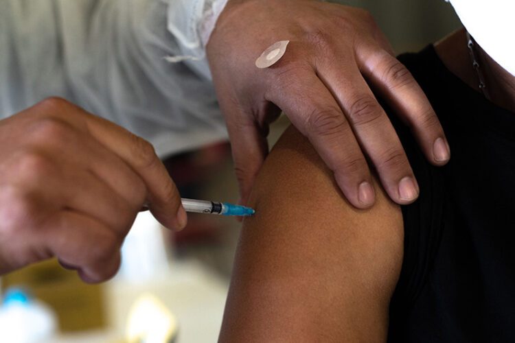 Nesta segunda-feira, segue a vacinação de pessoas com 30 anos em Paranavaí