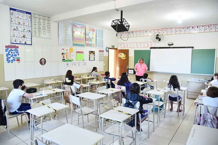 Estudantes retornam às escolas de Paranavaí e alternam atividades presenciais e remotas