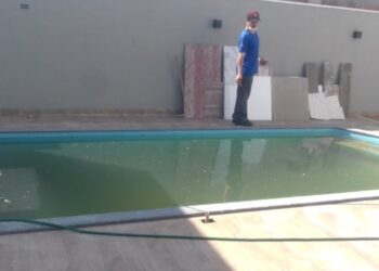 Agentes da Vigilância Sanitária encontram  piscinas sujas e com água parada durante vistorias