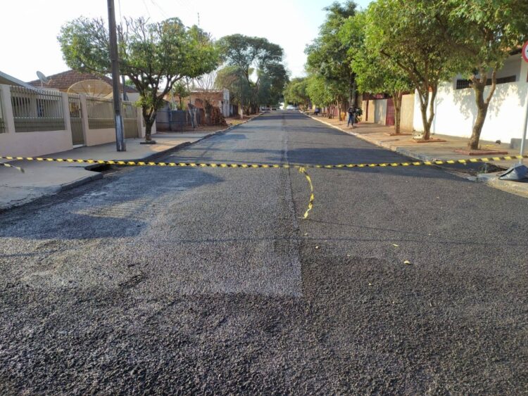 Itaúna do Sul realiza melhorias no asfalto com recursos próprios