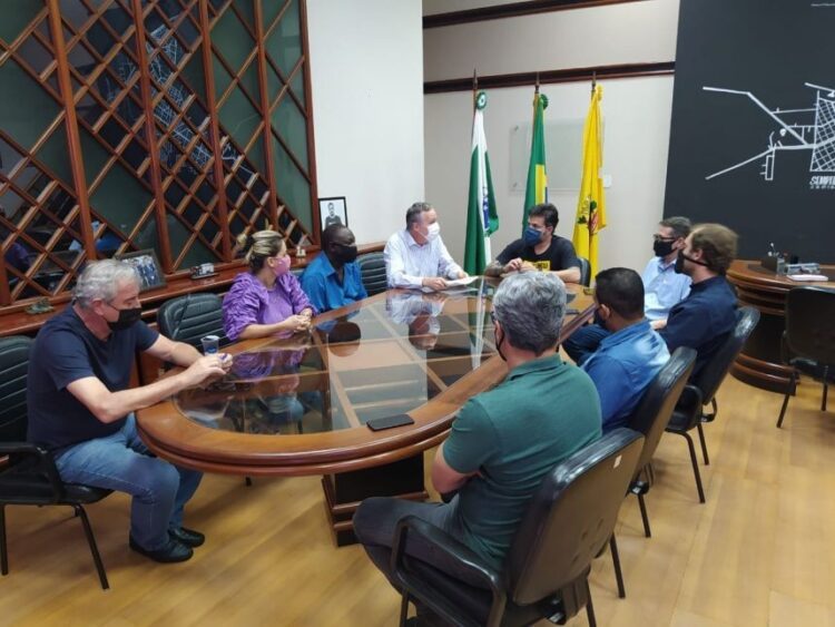 Assinado contrato para a reforma do ginásio de esportes