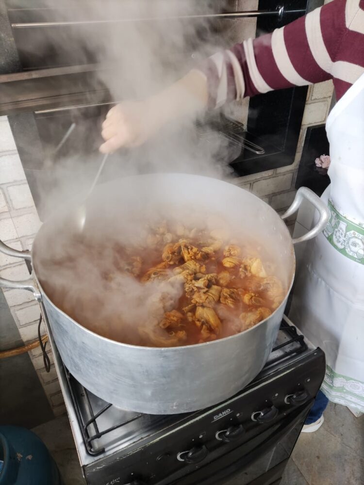 Grupo católico doa marmitas para as geladeiras solidárias