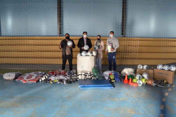 Prefeito Arapongas entrega kit esportivo da Paraná Esporte