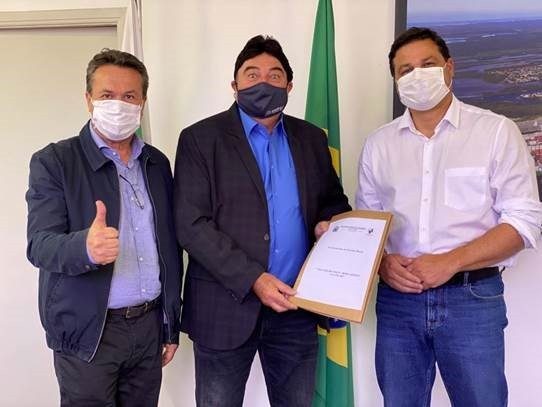 Prefeito apresenta ao Governo o pré-projeto de pavimentação até o Distrito de Bernardelli