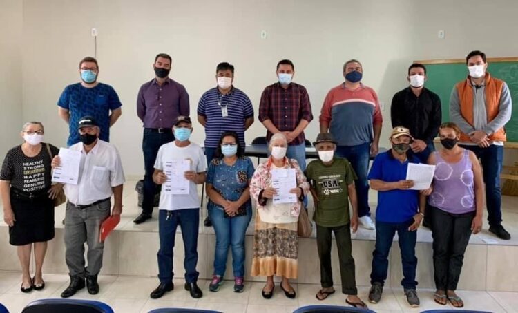 Fran Boni entrega títulos de posse para moradores da Vila Rural