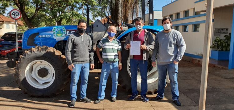 Associação de produtores rurais de Santo Antônio do Caiuá ganha novo trator agrícola
