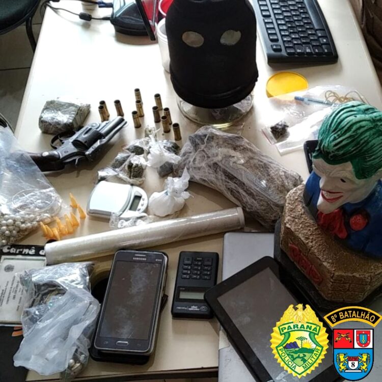 Homem é identificado por usar tênis roubados e acaba preso por tráfico de drogas