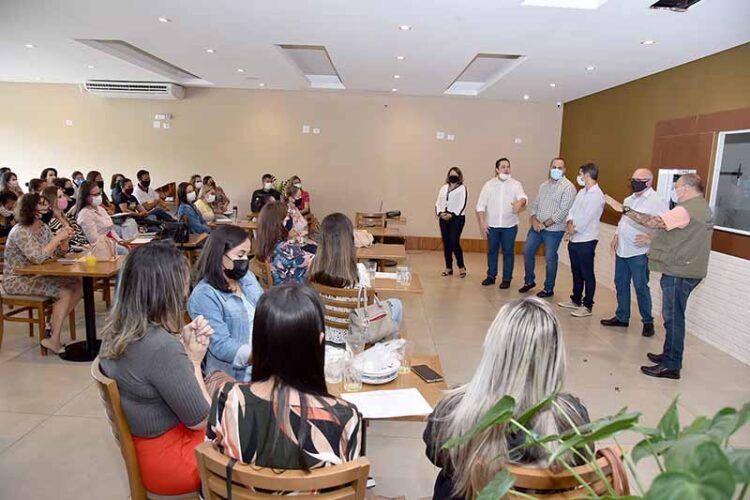 Representante do Governo do Estado debate políticas sociais com gestores e técnicos da região