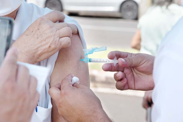 Idosos com mais de 70 anos começam a receber 3ª dose da vacina nesta quarta-feira