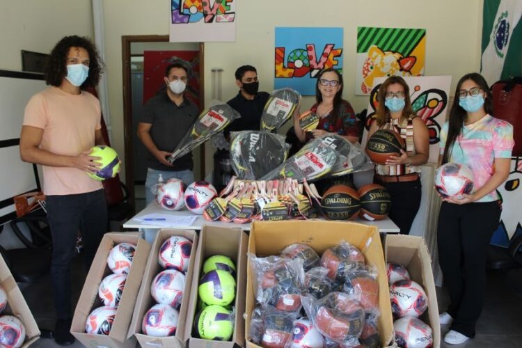 Município entrega materiais esportivos para adolescentes e regime de Semiliberdade