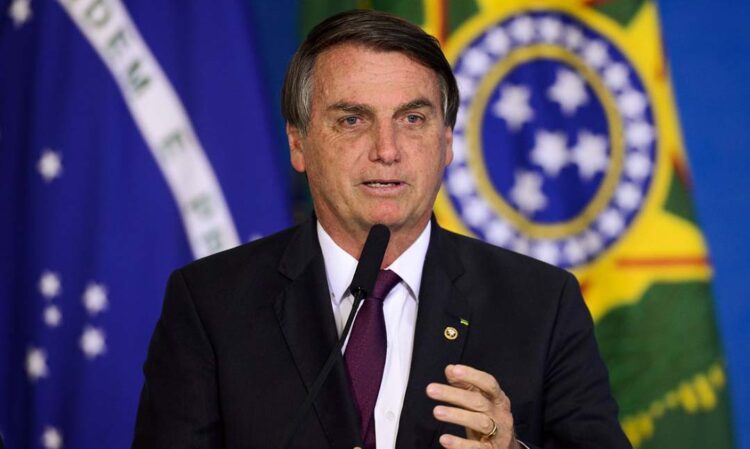 Bolsonaro descarta golpe, promete não melar eleições e até defende urnas eletrônicas
