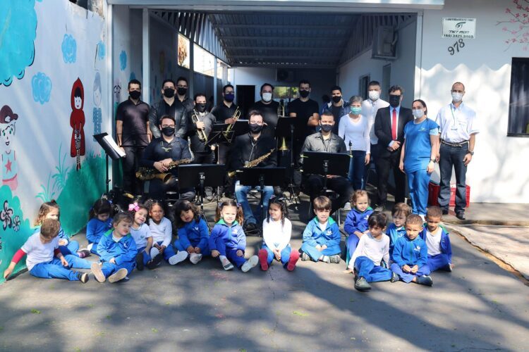 Orquestra e prefeito participam de cerimônia cívica no CEI Aníbal Ajita