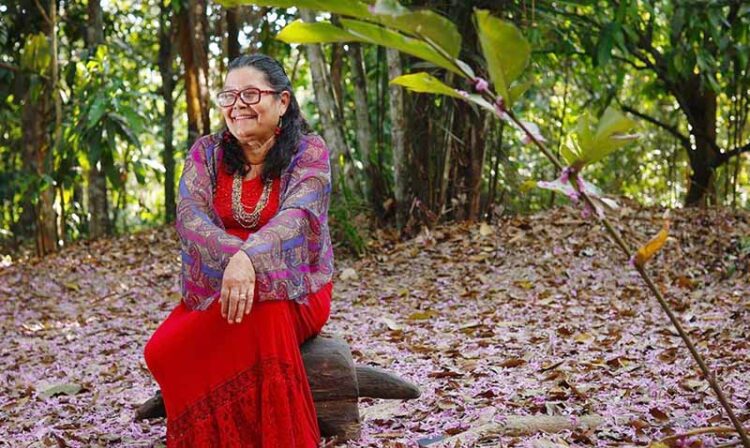 A parteira que ilumina o interior do Acre