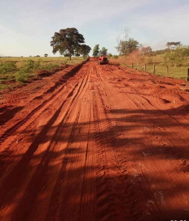 Prefeitura investe mais de R$ 100 mil em readequações de estradas rurais