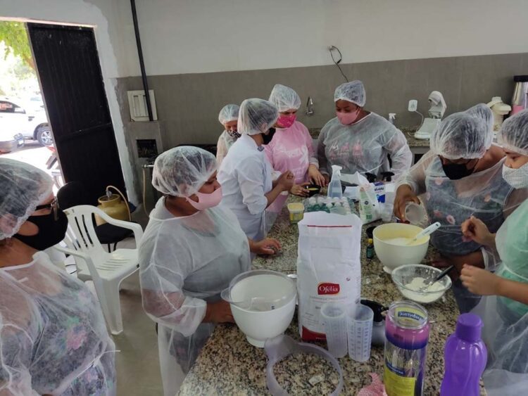 Curso de preparo e decoração de  bolos vai até a próxima sexta-feira