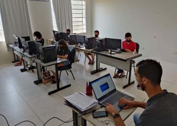 Começaram as aulas de informática no Cras