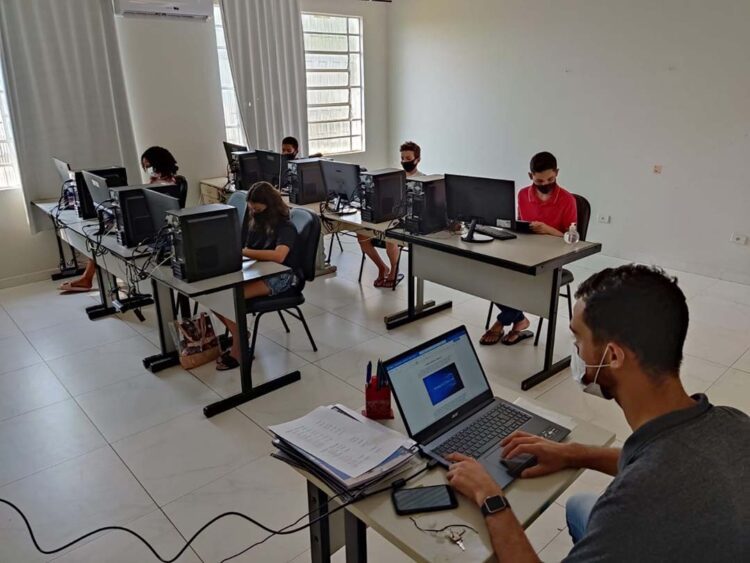 Começaram as aulas de informática no Cras