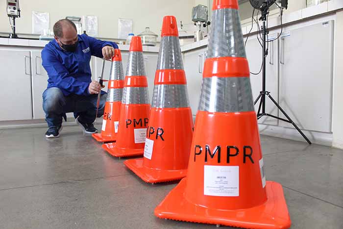 Tecpar é referência na avaliação de materiais para sinalização de trânsito