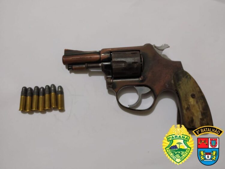 Denunciado por tráfico de drogas, homem é preso por posse ilegal de arma em Floraí