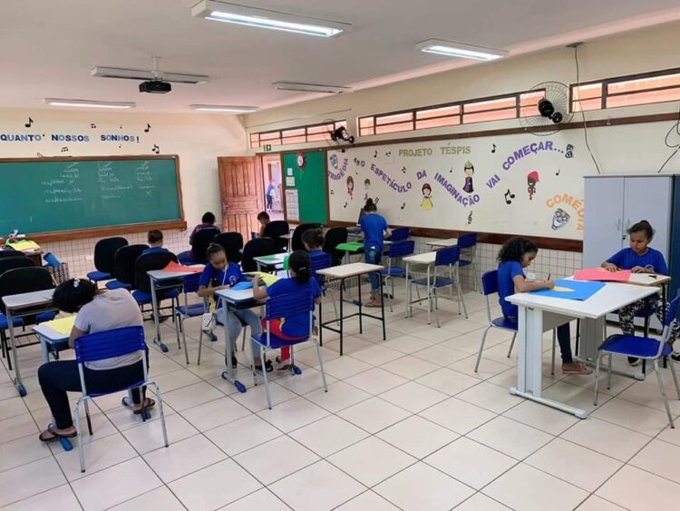 Prefeitura de Terra Rica distribuirá kits de uniforme e material escolar