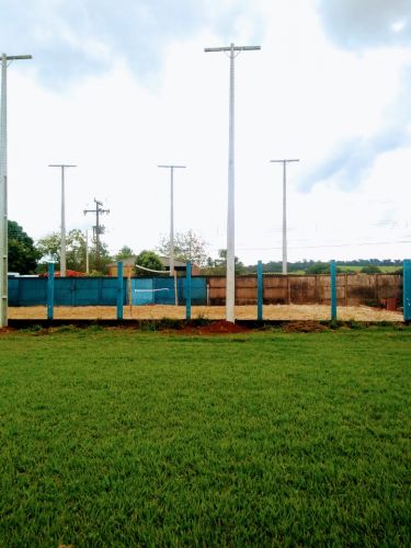 Moradores revitalizam campo de futebol e constroem quadra de vôlei de areia