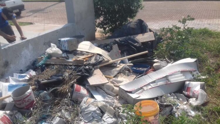 Mesmo com a fiscalização, moradores e construtores negligenciam limpeza em quintais e obras