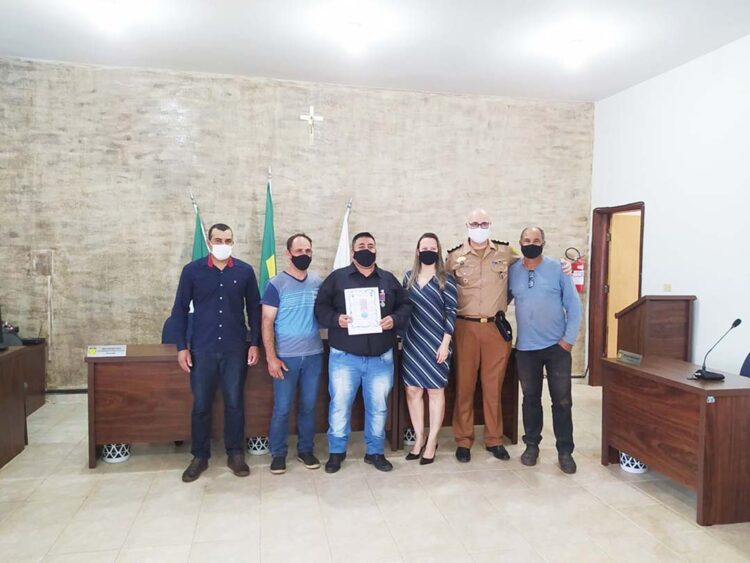 Soldado Borges recebe honraria do Comando da PM
