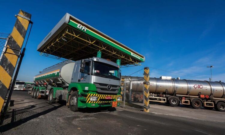 Petrobras anuncia novo aumento da  gasolina e do diesel nas refinarias