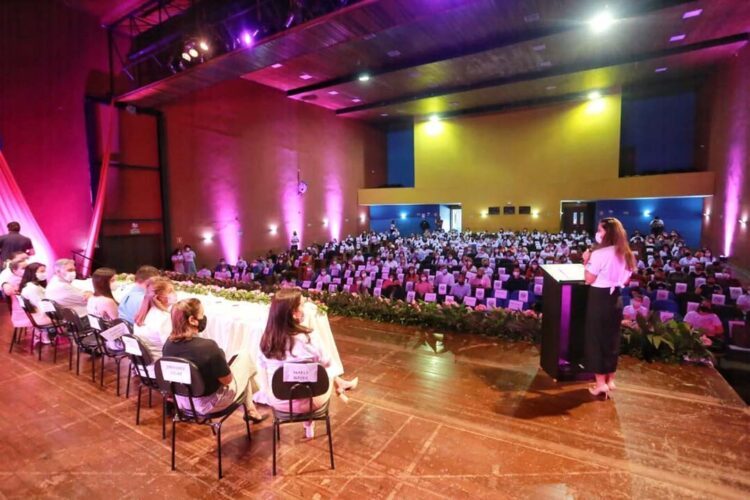 Primeira-dama Luciana Massa participa de evento em Loanda