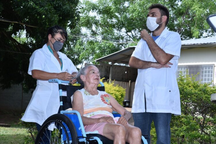 Asilo Lins de Vasconcelos muda rotina e tenta se recuperar de surto de Covid-19 há quase dois meses