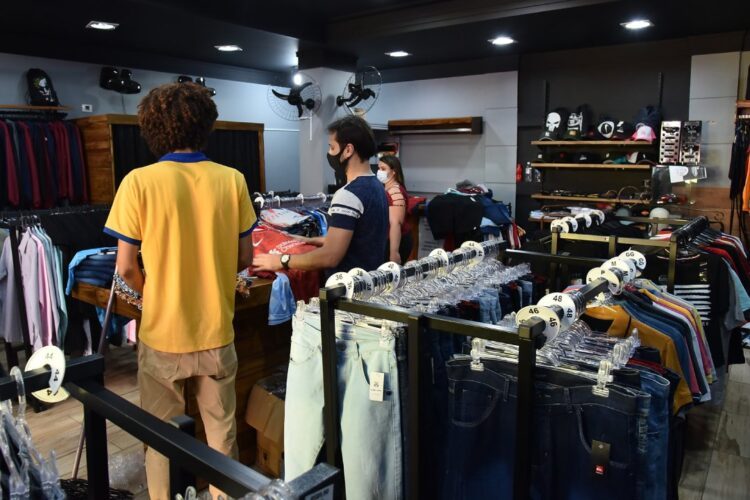 Comércio de Paranavaí abre até 17h neste sábado e fecha na segunda-feira