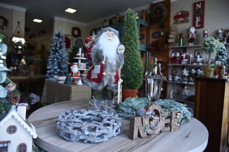 Vendas de itens para decoração natalina  já movimentam o comércio de Paranavaí