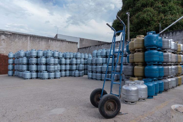 Procon atualiza pesquisa do preço do gás de cozinha