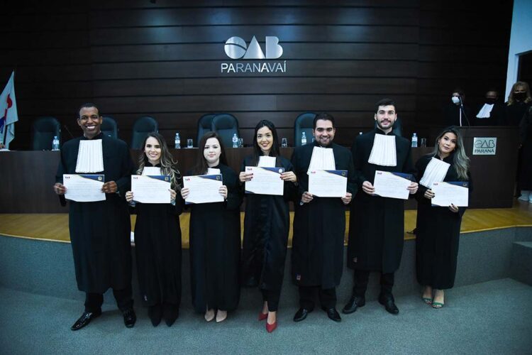 Bacharéis assumem compromisso na OAB como novos advogados