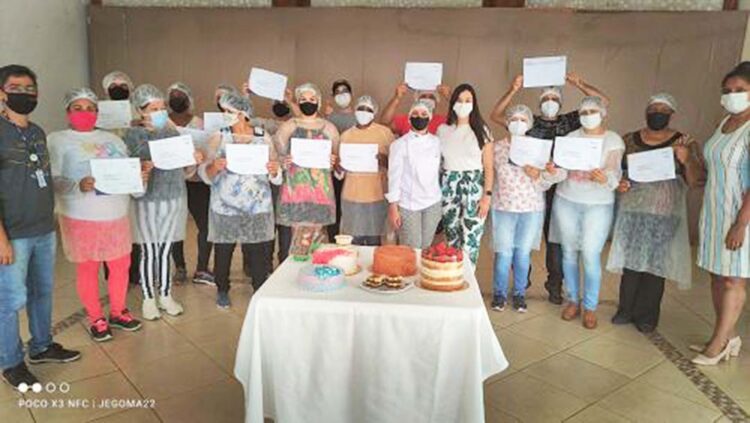 Curso de preparo e decoração de bolos forma 15 novos profissionais