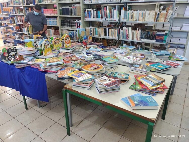 Prefeito Gilson Góis entrega duas bibliotecas de literatura infantil para Escola Municipal